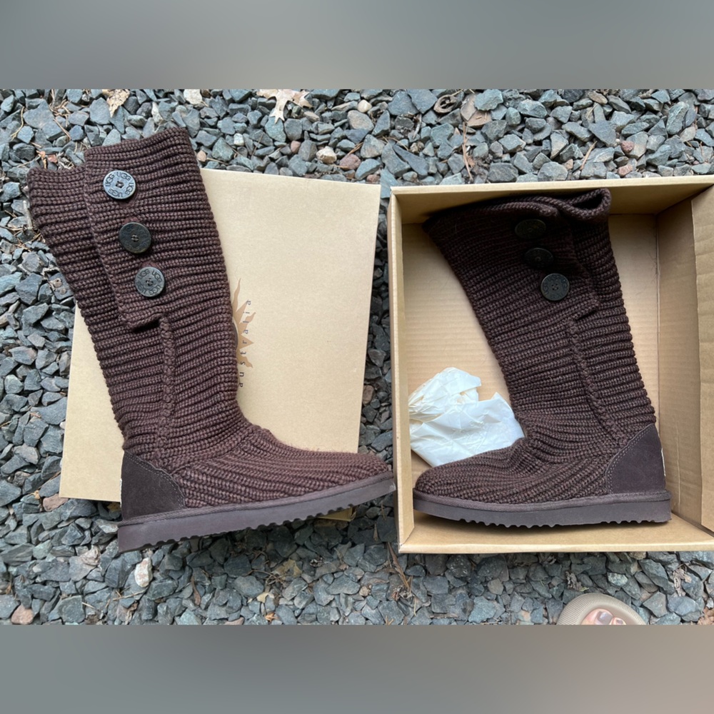 Classic Cardy, brown UGG BOOTS size 7 . NEW NEVER USED .